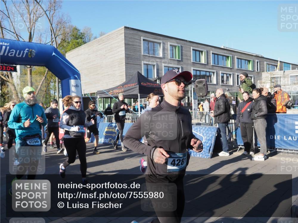 06.04.2025 - 44. Internationalen Wilhelmsburger Insellauf Luisa Fischer http://msf.ph/oto/7555980 06.04.2025 08:53:04 Ziel 03, 04, 4596, 4040, 428 meine-sportfotos.de