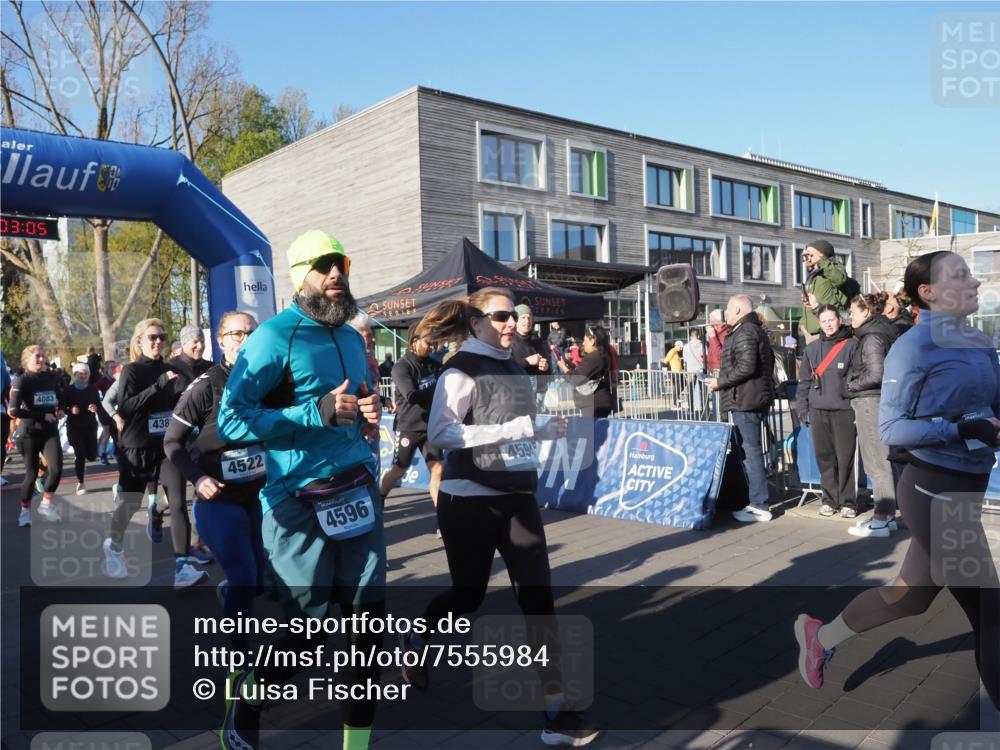 06.04.2025 - 44. Internationalen Wilhelmsburger Insellauf Luisa Fischer http://msf.ph/oto/7555984 06.04.2025 08:53:05 Ziel 03, 05, 4083, 438, 4522, 4596, 4594 meine-sportfotos.de