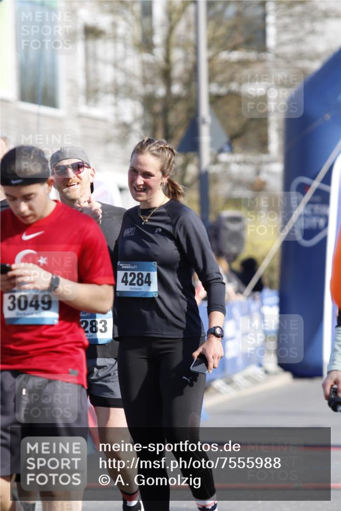 06.04.2025 - 44. Internationalen Wilhelmsburger Insellauf A. Gomolzig http://msf.ph/oto/7555988 06.04.2025 10:35:37 Ziel 3936, 3958, 4283, 4284, 4603 meine-sportfotos.de