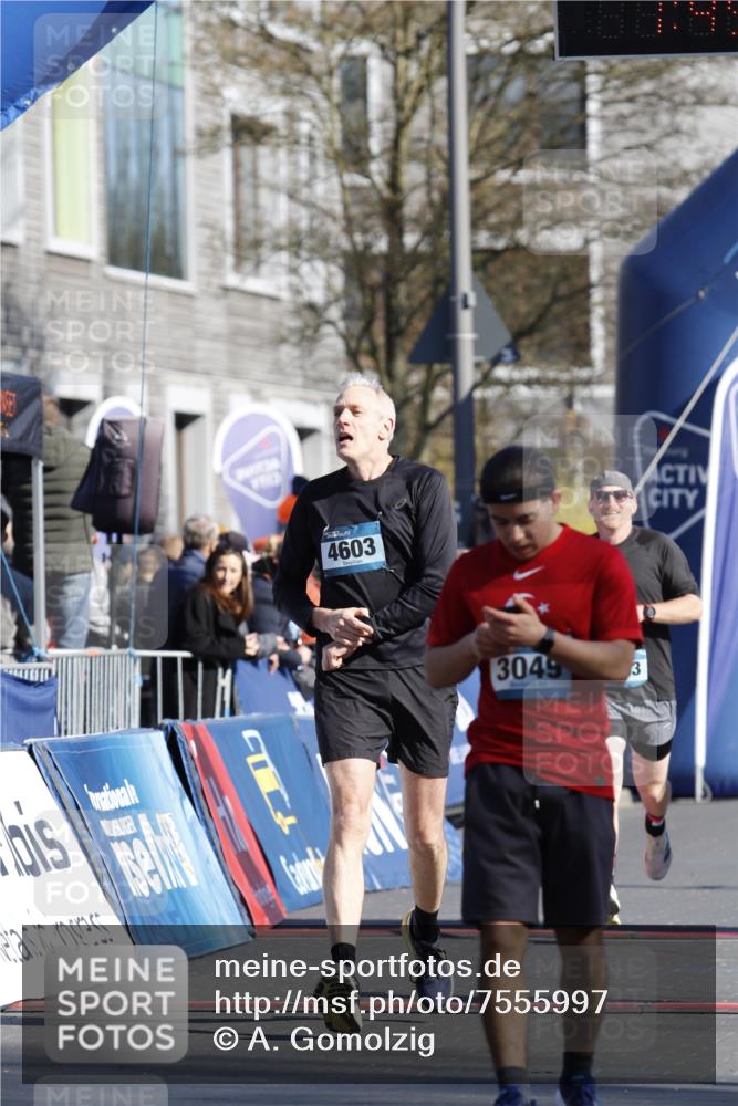 06.04.2025 - 44. Internationalen Wilhelmsburger Insellauf A. Gomolzig http://msf.ph/oto/7555997 06.04.2025 10:35:32 Ziel 3049, 3958, 4283, 4284, 4603 meine-sportfotos.de
