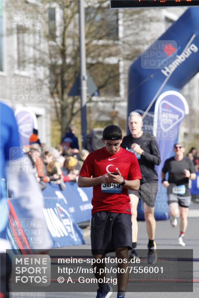 06.04.2025 - 44. Internationalen Wilhelmsburger Insellauf A. Gomolzig http://msf.ph/oto/7556001 06.04.2025 10:35:30 Ziel 3049, 3806, 3958, 4603 meine-sportfotos.de