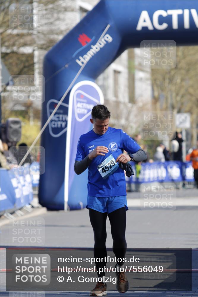 06.04.2025 - 44. Internationalen Wilhelmsburger Insellauf A. Gomolzig http://msf.ph/oto/7556049 06.04.2025 10:34:48 Ziel 3183, 4152, 4529, 4616 meine-sportfotos.de