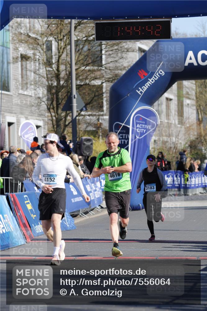 06.04.2025 - 44. Internationalen Wilhelmsburger Insellauf A. Gomolzig http://msf.ph/oto/7556064 06.04.2025 10:34:40 Ziel 4128, 4152, 4616 meine-sportfotos.de