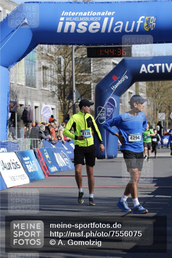 06.04.2025 - 44. Internationalen Wilhelmsburger Insellauf A. Gomolzig http://msf.ph/oto/7556075 06.04.2025 10:34:34 Ziel 3267, 4128, 4294 meine-sportfotos.de