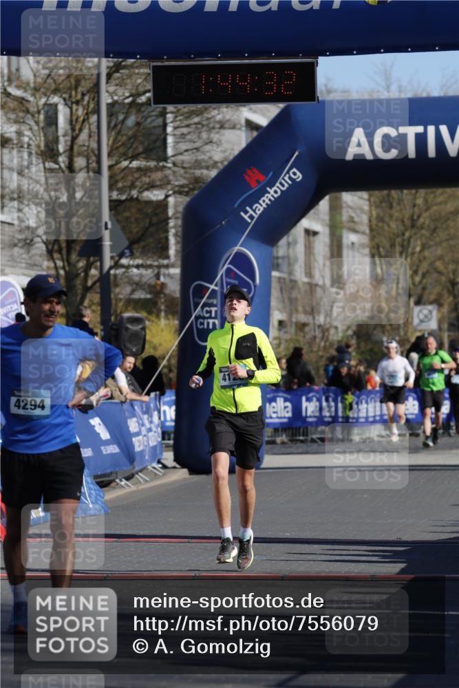 06.04.2025 - 44. Internationalen Wilhelmsburger Insellauf A. Gomolzig http://msf.ph/oto/7556079 06.04.2025 10:34:31 Ziel 3267, 3404, 4128, 4294 meine-sportfotos.de