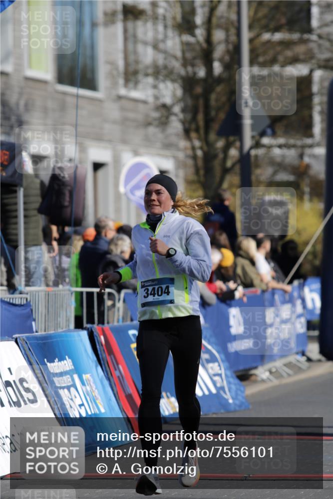 06.04.2025 - 44. Internationalen Wilhelmsburger Insellauf A. Gomolzig http://msf.ph/oto/7556101 06.04.2025 10:34:20 Ziel 3015, 3404, 3749, 4469 meine-sportfotos.de