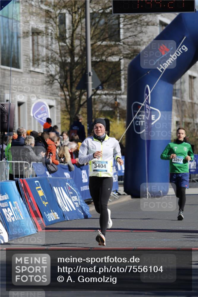 06.04.2025 - 44. Internationalen Wilhelmsburger Insellauf A. Gomolzig http://msf.ph/oto/7556104 06.04.2025 10:34:19 Ziel 3015, 3404, 3749, 4469 meine-sportfotos.de