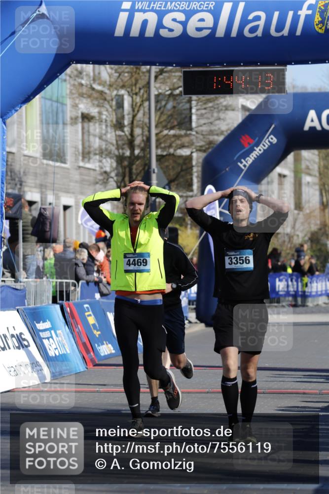 06.04.2025 - 44. Internationalen Wilhelmsburger Insellauf A. Gomolzig http://msf.ph/oto/7556119 06.04.2025 10:34:11 Ziel 3015, 3356, 3749, 4469, 4504 meine-sportfotos.de