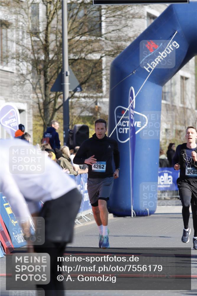 06.04.2025 - 44. Internationalen Wilhelmsburger Insellauf A. Gomolzig http://msf.ph/oto/7556179 06.04.2025 10:33:41 Ziel 4058, 4262 meine-sportfotos.de
