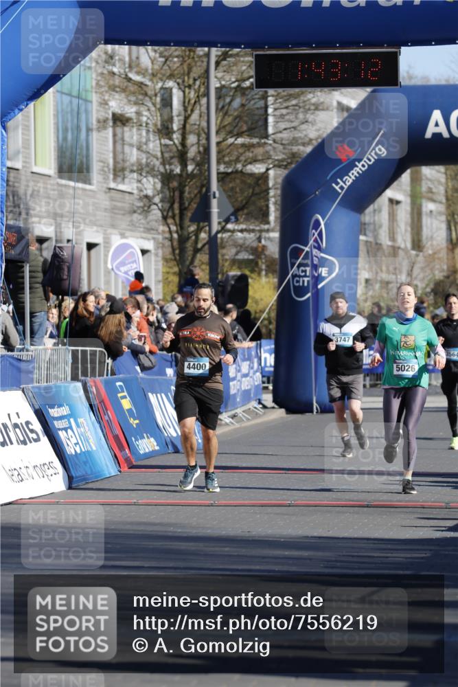 06.04.2025 - 44. Internationalen Wilhelmsburger Insellauf A. Gomolzig http://msf.ph/oto/7556219 06.04.2025 10:33:11 Ziel 3760, 4400, 5026 meine-sportfotos.de
