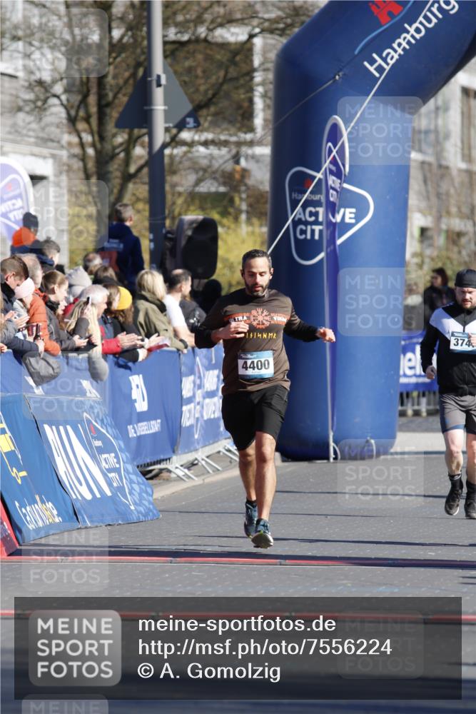 06.04.2025 - 44. Internationalen Wilhelmsburger Insellauf A. Gomolzig http://msf.ph/oto/7556224 06.04.2025 10:33:09 Ziel 3760 meine-sportfotos.de