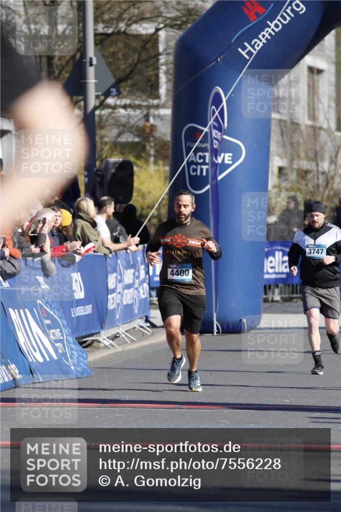 06.04.2025 - 44. Internationalen Wilhelmsburger Insellauf A. Gomolzig http://msf.ph/oto/7556228 06.04.2025 10:33:09 Ziel 3760 meine-sportfotos.de