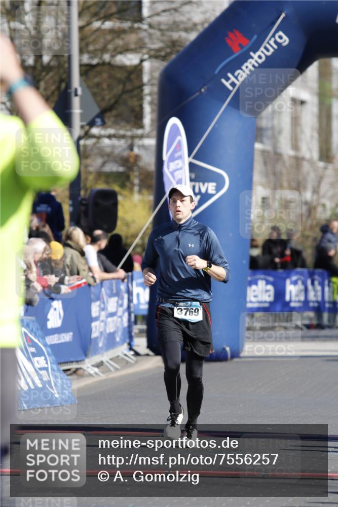06.04.2025 - 44. Internationalen Wilhelmsburger Insellauf A. Gomolzig http://msf.ph/oto/7556257 06.04.2025 10:32:45 Ziel 3650, 3769, 5002, 5086 meine-sportfotos.de