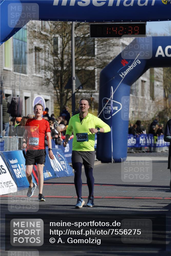 06.04.2025 - 44. Internationalen Wilhelmsburger Insellauf A. Gomolzig http://msf.ph/oto/7556275 06.04.2025 10:32:37 Ziel 3650, 5002, 5086 meine-sportfotos.de