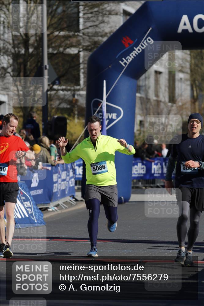 06.04.2025 - 44. Internationalen Wilhelmsburger Insellauf A. Gomolzig http://msf.ph/oto/7556279 06.04.2025 10:32:36 Ziel 3650, 4242, 5002, 5086 meine-sportfotos.de