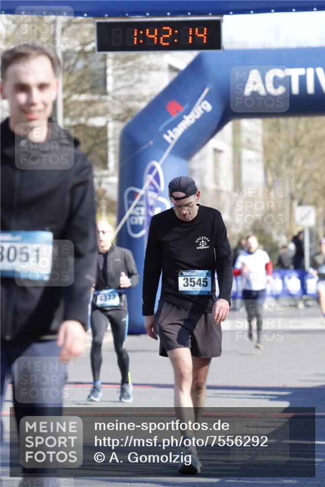 06.04.2025 - 44. Internationalen Wilhelmsburger Insellauf A. Gomolzig http://msf.ph/oto/7556292 06.04.2025 10:32:12 Ziel 3051, 3545, 4373, 4602 meine-sportfotos.de