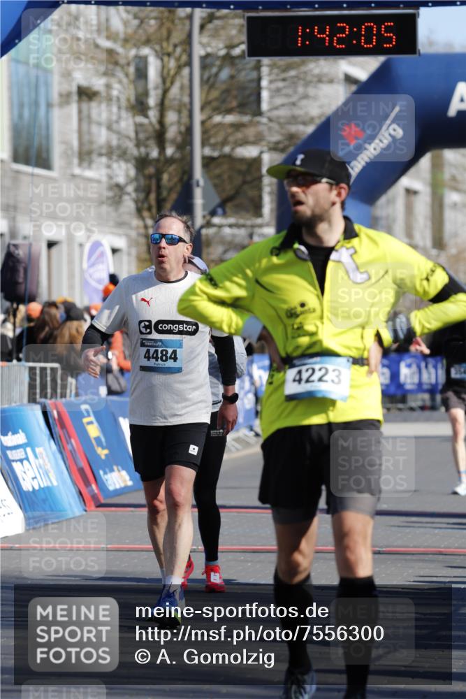 06.04.2025 - 44. Internationalen Wilhelmsburger Insellauf A. Gomolzig http://msf.ph/oto/7556300 06.04.2025 10:32:03 Ziel 3051, 3962, 4057, 4223, 4271, 4484, 4602 meine-sportfotos.de