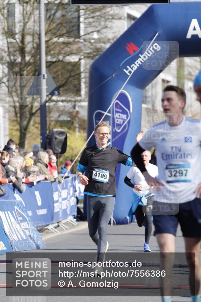 06.04.2025 - 44. Internationalen Wilhelmsburger Insellauf A. Gomolzig http://msf.ph/oto/7556386 06.04.2025 10:30:36 Ziel 3297, 3562, 3721, 4189, 4527, 4559 meine-sportfotos.de