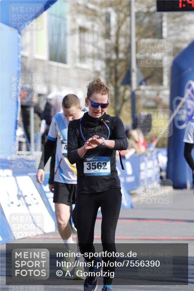 06.04.2025 - 44. Internationalen Wilhelmsburger Insellauf A. Gomolzig http://msf.ph/oto/7556390 06.04.2025 10:30:33 Ziel 3297, 3562, 3721, 4527, 4559 meine-sportfotos.de