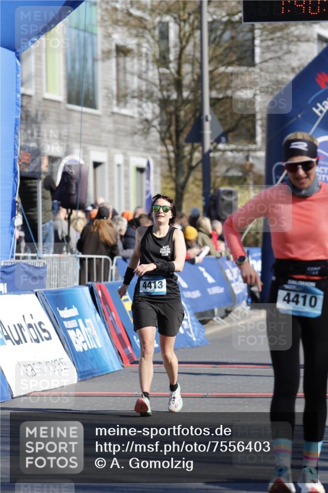 06.04.2025 - 44. Internationalen Wilhelmsburger Insellauf A. Gomolzig http://msf.ph/oto/7556403 06.04.2025 10:30:19 Ziel 4030, 4410, 4413, 5102 meine-sportfotos.de