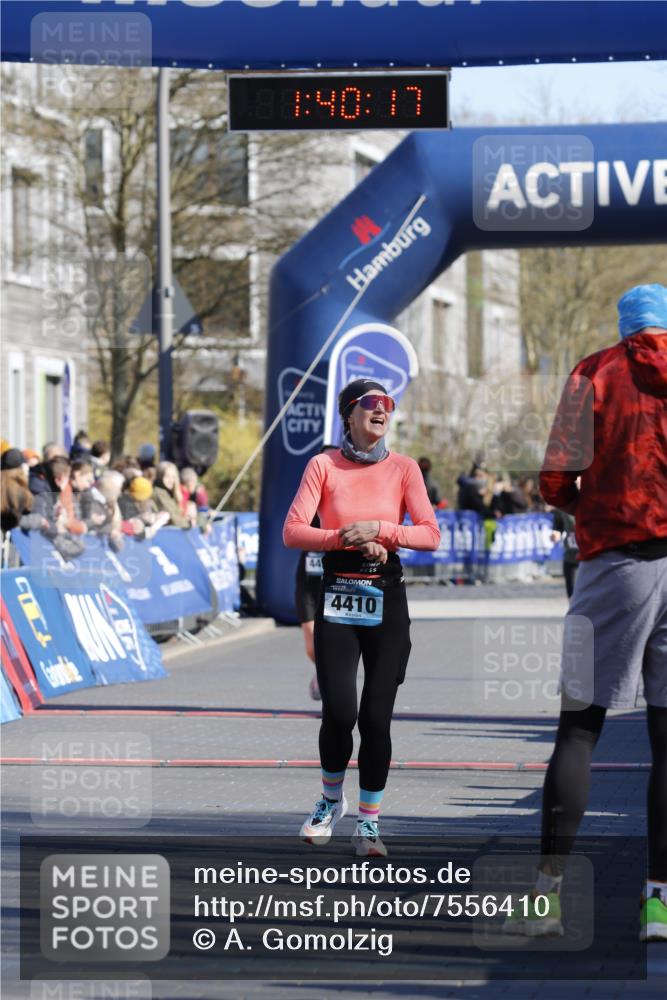 06.04.2025 - 44. Internationalen Wilhelmsburger Insellauf A. Gomolzig http://msf.ph/oto/7556410 06.04.2025 10:30:16 Ziel 4030, 4410, 4413 meine-sportfotos.de