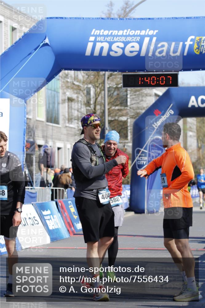 06.04.2025 - 44. Internationalen Wilhelmsburger Insellauf A. Gomolzig http://msf.ph/oto/7556434 06.04.2025 10:30:05 Ziel  meine-sportfotos.de