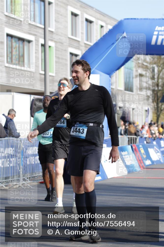 06.04.2025 - 44. Internationalen Wilhelmsburger Insellauf A. Gomolzig http://msf.ph/oto/7556494 06.04.2025 10:29:20 Ziel 3284, 3443, 3611, 5021 meine-sportfotos.de