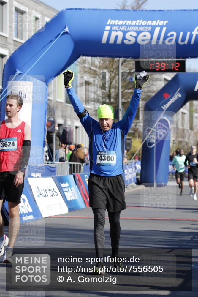 06.04.2025 - 44. Internationalen Wilhelmsburger Insellauf A. Gomolzig http://msf.ph/oto/7556505 06.04.2025 10:29:10 Ziel 3624, 4082, 4360 meine-sportfotos.de