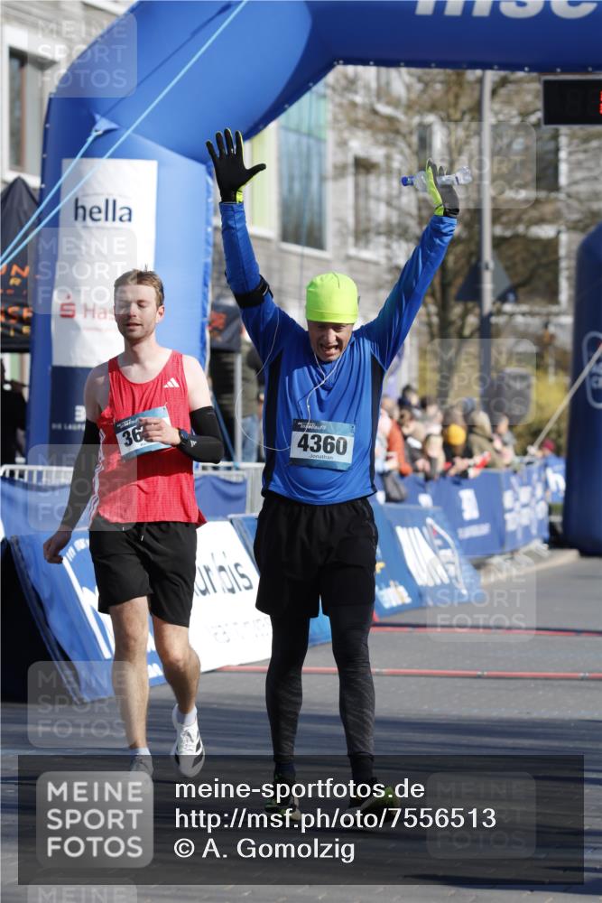 06.04.2025 - 44. Internationalen Wilhelmsburger Insellauf A. Gomolzig http://msf.ph/oto/7556513 06.04.2025 10:29:09 Ziel 3624, 4082, 4360 meine-sportfotos.de
