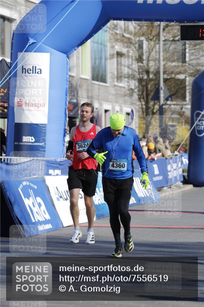 06.04.2025 - 44. Internationalen Wilhelmsburger Insellauf A. Gomolzig http://msf.ph/oto/7556519 06.04.2025 10:29:07 Ziel 3624, 4082, 4360 meine-sportfotos.de