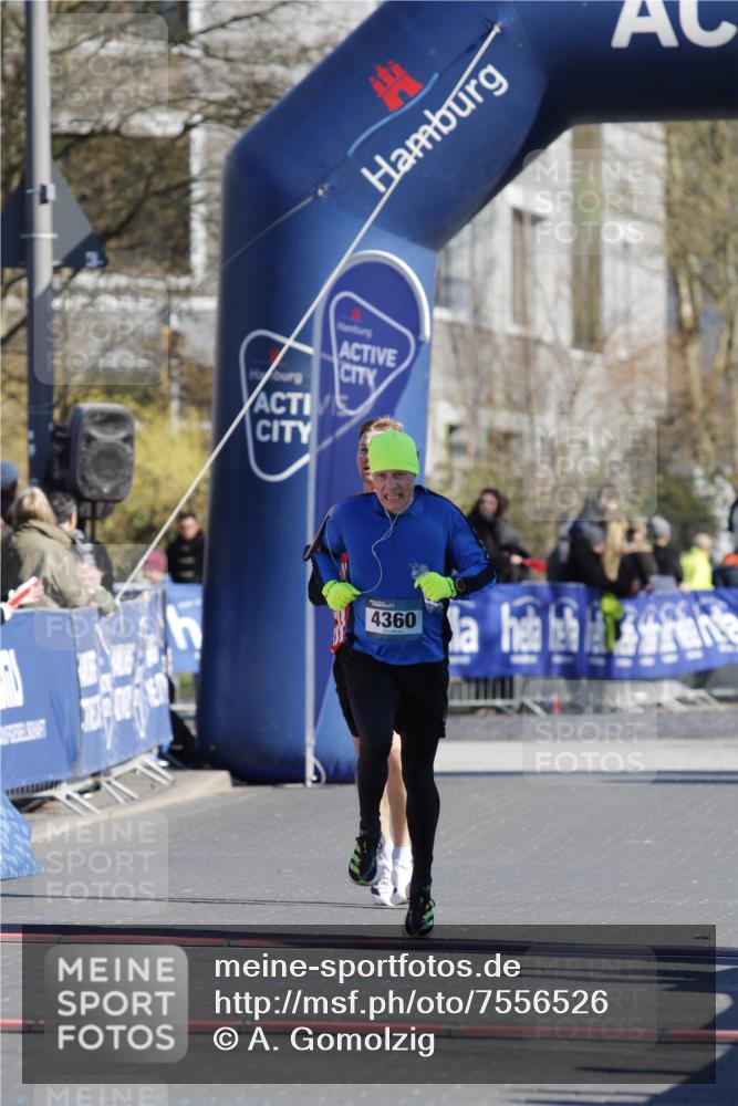 06.04.2025 - 44. Internationalen Wilhelmsburger Insellauf A. Gomolzig http://msf.ph/oto/7556526 06.04.2025 10:29:03 Ziel 4082, 4360, 4385 meine-sportfotos.de