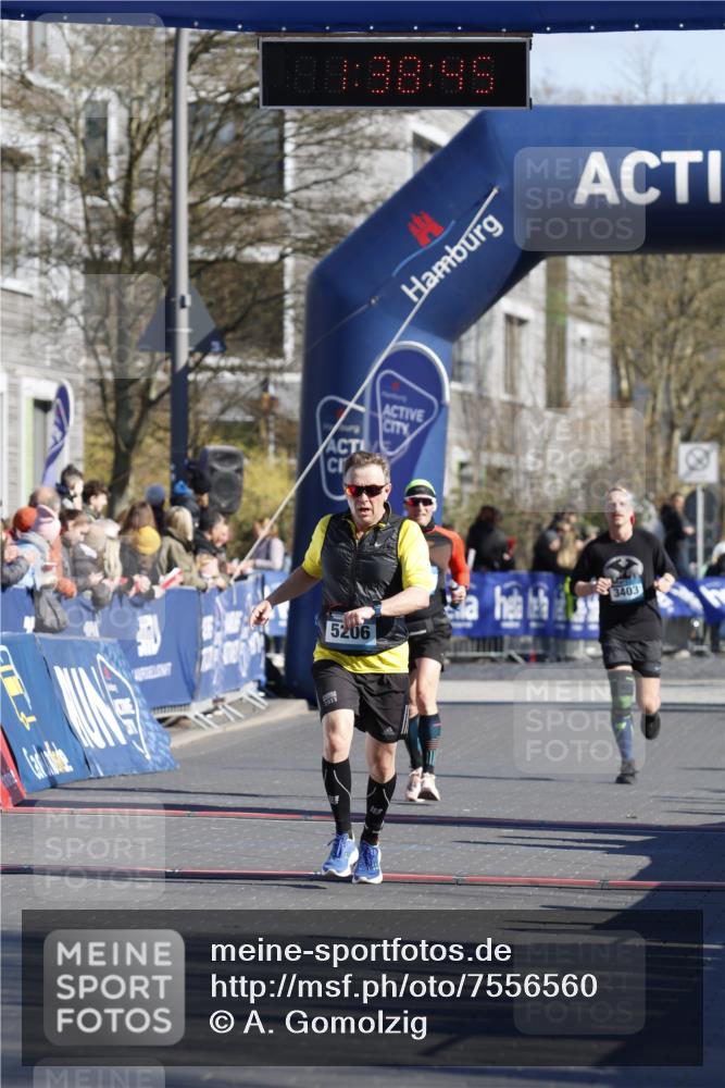 06.04.2025 - 44. Internationalen Wilhelmsburger Insellauf A. Gomolzig http://msf.ph/oto/7556560 06.04.2025 10:28:43 Ziel 4250, 4263, 4454, 5206 meine-sportfotos.de