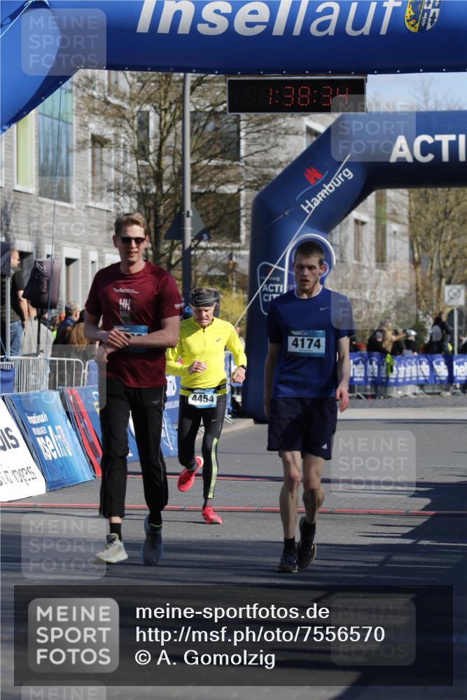 06.04.2025 - 44. Internationalen Wilhelmsburger Insellauf A. Gomolzig http://msf.ph/oto/7556570 06.04.2025 10:28:32 Ziel 4174, 4263, 4454 meine-sportfotos.de