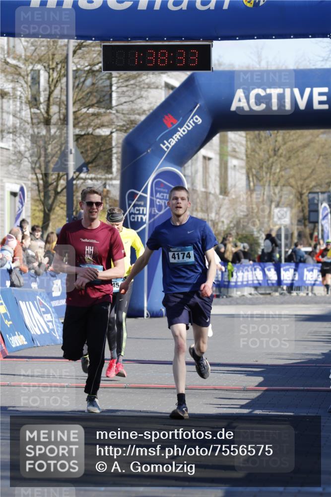 06.04.2025 - 44. Internationalen Wilhelmsburger Insellauf A. Gomolzig http://msf.ph/oto/7556575 06.04.2025 10:28:31 Ziel 4174, 4263, 4454 meine-sportfotos.de