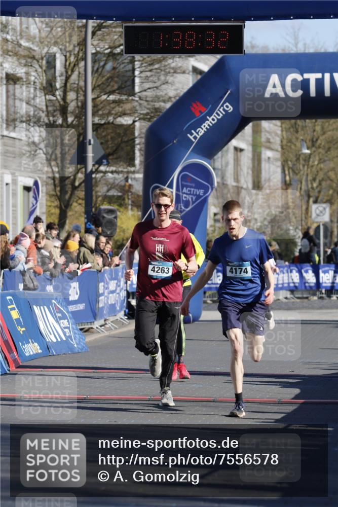 06.04.2025 - 44. Internationalen Wilhelmsburger Insellauf A. Gomolzig http://msf.ph/oto/7556578 06.04.2025 10:28:31 Ziel 4174, 4263, 4454 meine-sportfotos.de