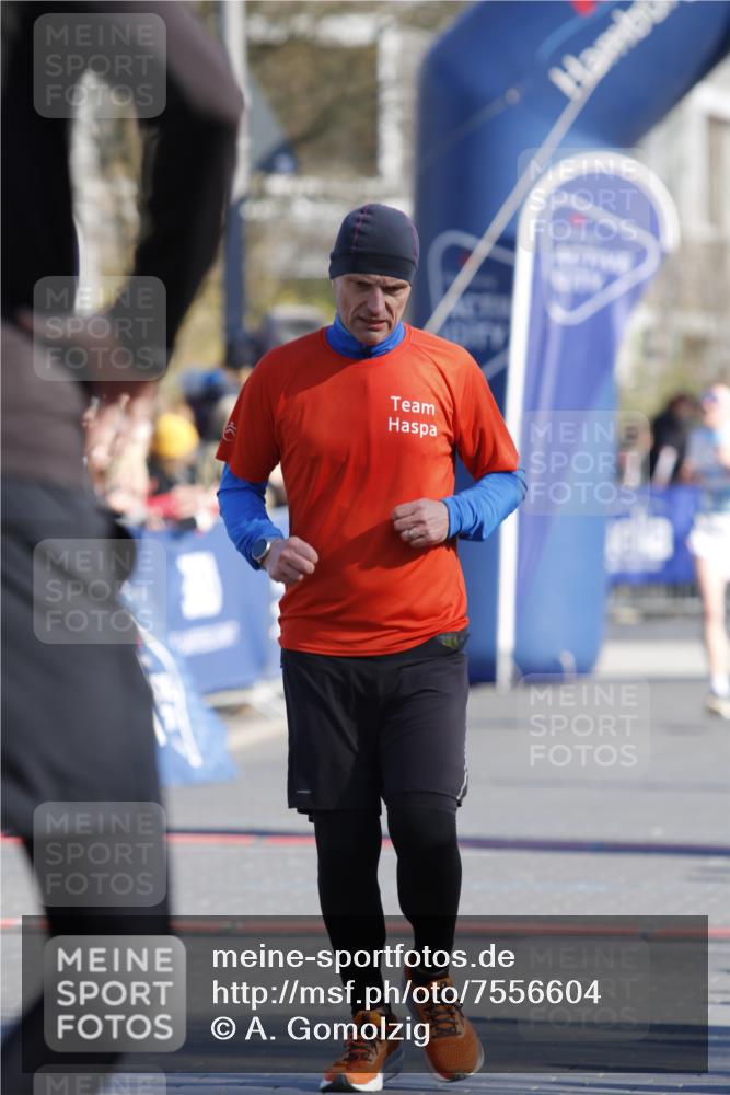 06.04.2025 - 44. Internationalen Wilhelmsburger Insellauf A. Gomolzig http://msf.ph/oto/7556604 06.04.2025 10:27:50 Ziel 3117, 3552, 3824, 4535 meine-sportfotos.de