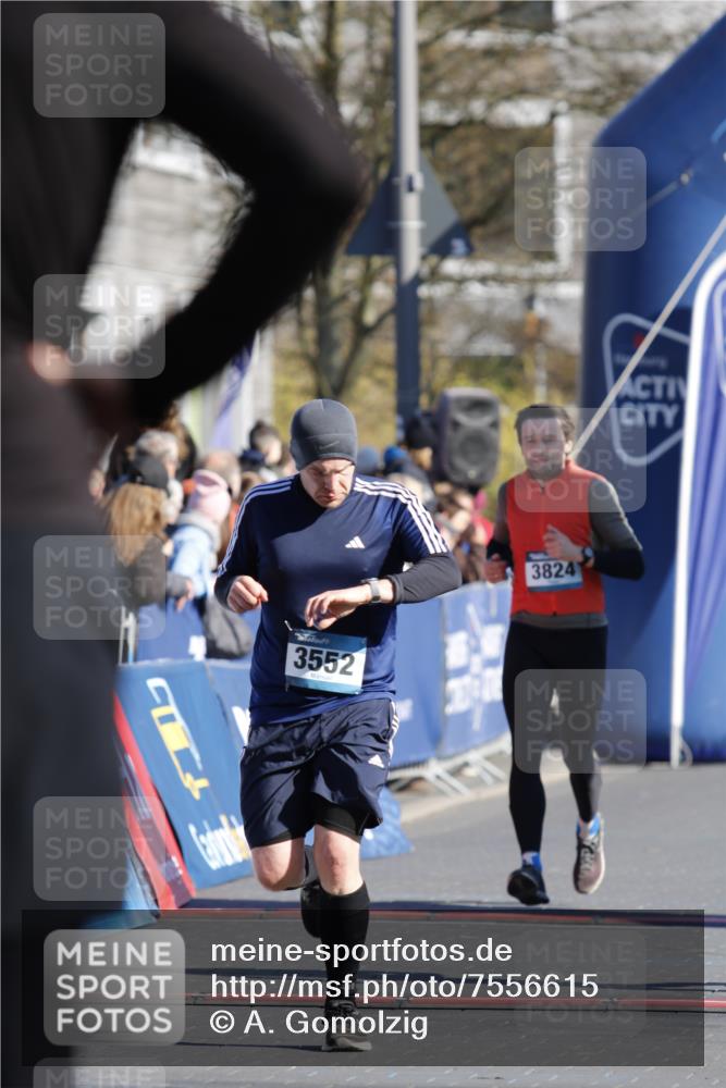 06.04.2025 - 44. Internationalen Wilhelmsburger Insellauf A. Gomolzig http://msf.ph/oto/7556615 06.04.2025 10:27:47 Ziel 3117, 3552, 3596, 4305, 4535 meine-sportfotos.de