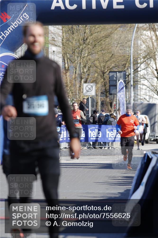06.04.2025 - 44. Internationalen Wilhelmsburger Insellauf A. Gomolzig http://msf.ph/oto/7556625 06.04.2025 10:27:40 Ziel 3117, 3596, 3651, 4252, 4305 meine-sportfotos.de