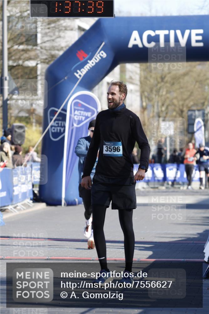 06.04.2025 - 44. Internationalen Wilhelmsburger Insellauf A. Gomolzig http://msf.ph/oto/7556627 06.04.2025 10:27:37 Ziel 3117, 3596, 3651, 4252, 4305 meine-sportfotos.de