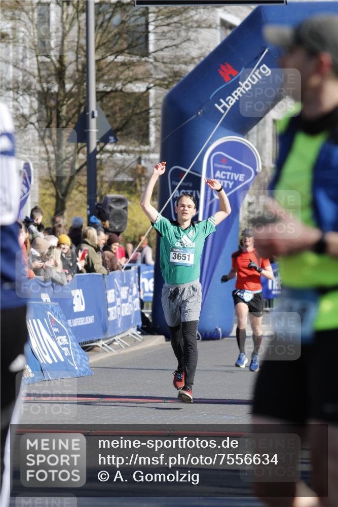06.04.2025 - 44. Internationalen Wilhelmsburger Insellauf A. Gomolzig http://msf.ph/oto/7556634 06.04.2025 10:27:30 Ziel 3181, 3344, 3651, 4207, 4252, 4553 meine-sportfotos.de