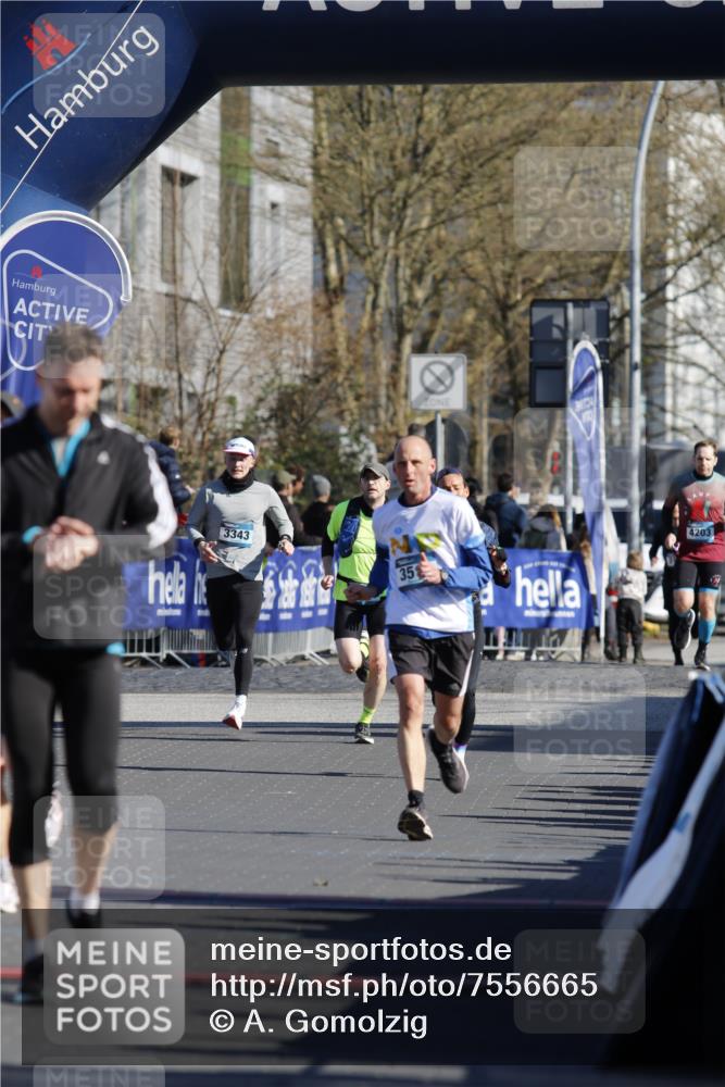 06.04.2025 - 44. Internationalen Wilhelmsburger Insellauf A. Gomolzig http://msf.ph/oto/7556665 06.04.2025 10:27:04 Ziel 3486, 4014, 4073, 4282, 4388 meine-sportfotos.de