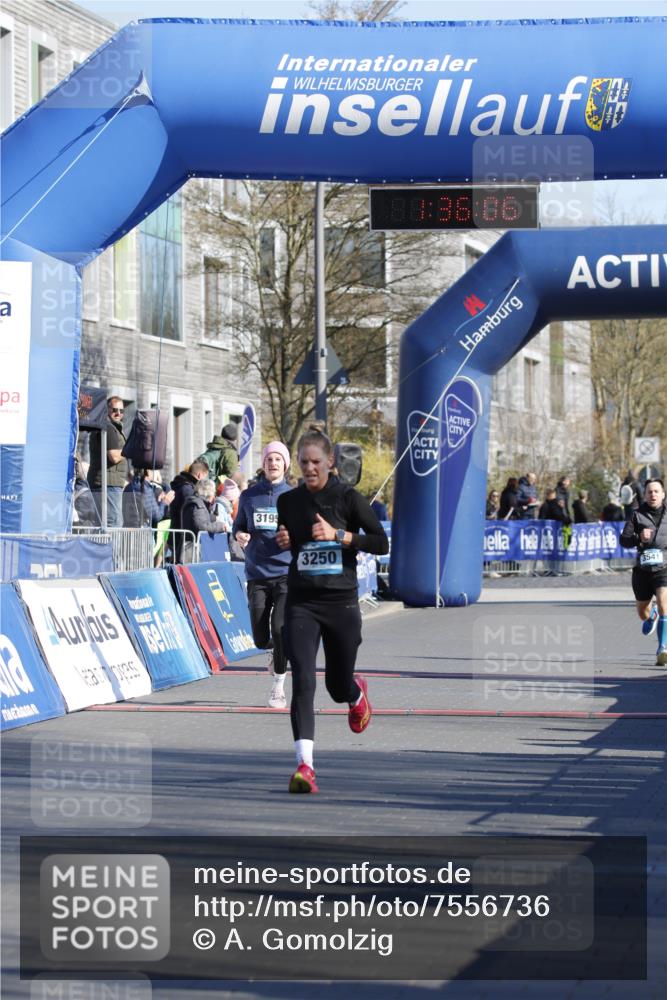06.04.2025 - 44. Internationalen Wilhelmsburger Insellauf A. Gomolzig http://msf.ph/oto/7556736 06.04.2025 10:26:04 Ziel 3195, 3250, 3535 meine-sportfotos.de