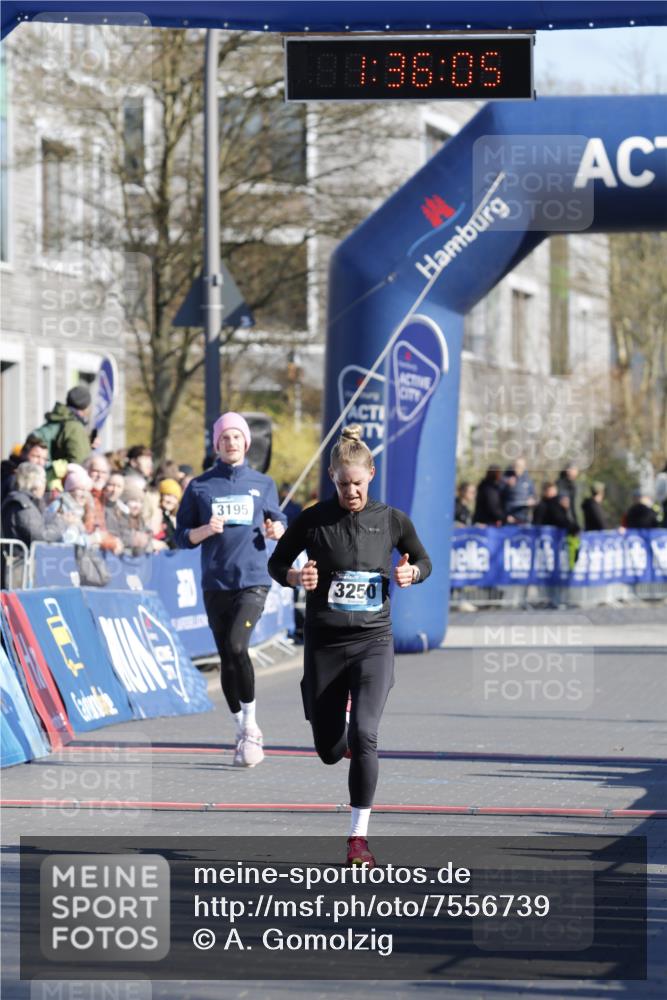 06.04.2025 - 44. Internationalen Wilhelmsburger Insellauf A. Gomolzig http://msf.ph/oto/7556739 06.04.2025 10:26:03 Ziel 3195, 3250, 3535 meine-sportfotos.de