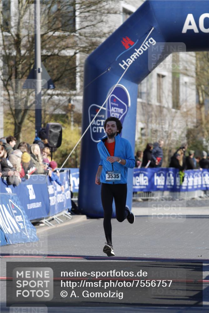 06.04.2025 - 44. Internationalen Wilhelmsburger Insellauf A. Gomolzig http://msf.ph/oto/7556757 06.04.2025 10:25:51 Ziel 3142, 3556, 5120, 5126 meine-sportfotos.de