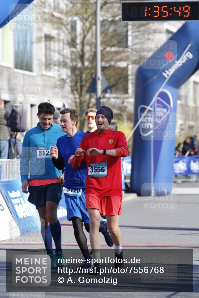 06.04.2025 - 44. Internationalen Wilhelmsburger Insellauf A. Gomolzig http://msf.ph/oto/7556768 06.04.2025 10:25:48 Ziel 3142, 3556, 5120, 5126 meine-sportfotos.de