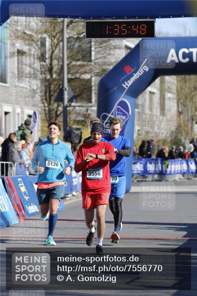 06.04.2025 - 44. Internationalen Wilhelmsburger Insellauf A. Gomolzig http://msf.ph/oto/7556770 06.04.2025 10:25:46 Ziel 3142, 3556, 5120, 5126 meine-sportfotos.de
