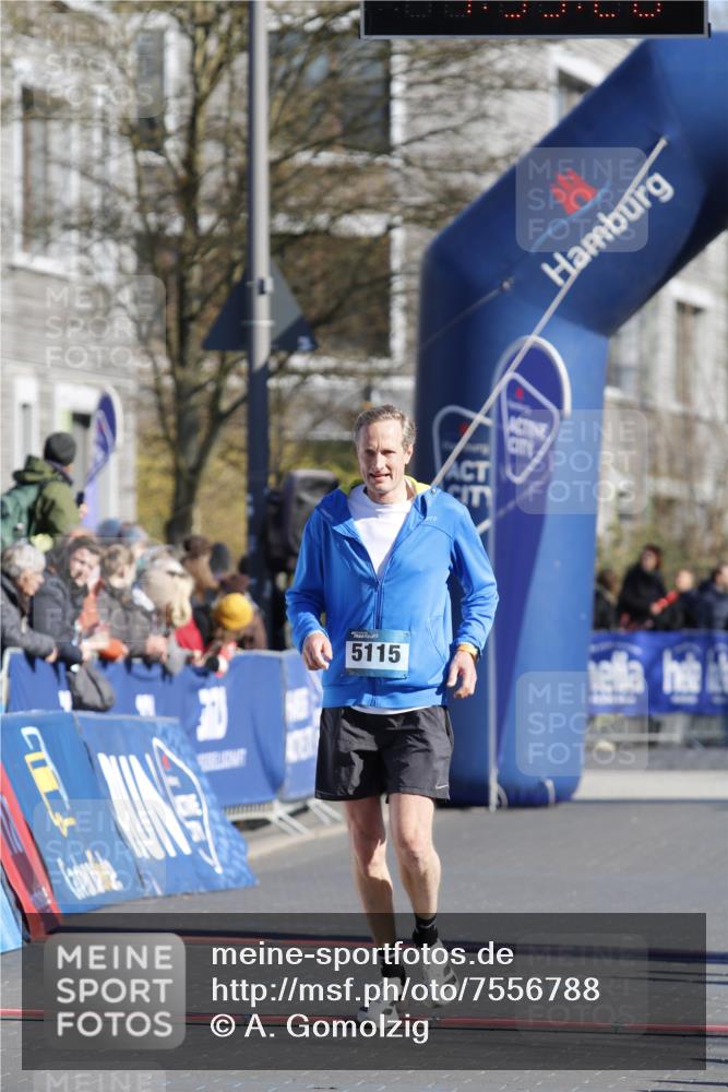 06.04.2025 - 44. Internationalen Wilhelmsburger Insellauf A. Gomolzig http://msf.ph/oto/7556788 06.04.2025 10:25:27 Ziel 3591, 4079, 4428, 4576, 5115 meine-sportfotos.de