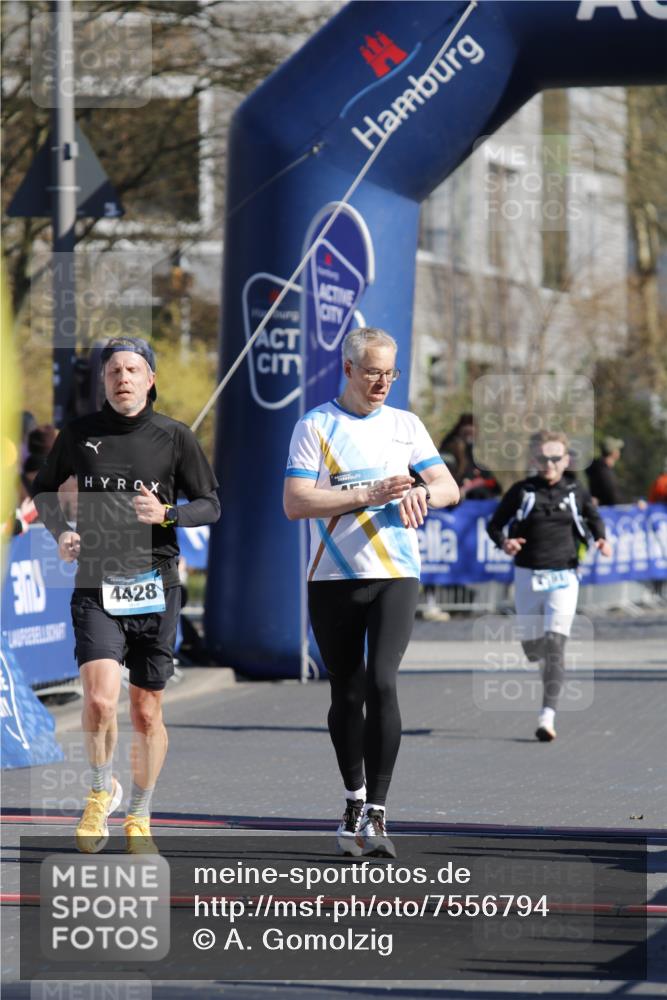 06.04.2025 - 44. Internationalen Wilhelmsburger Insellauf A. Gomolzig http://msf.ph/oto/7556794 06.04.2025 10:25:16 Ziel 3820, 4428, 4576 meine-sportfotos.de