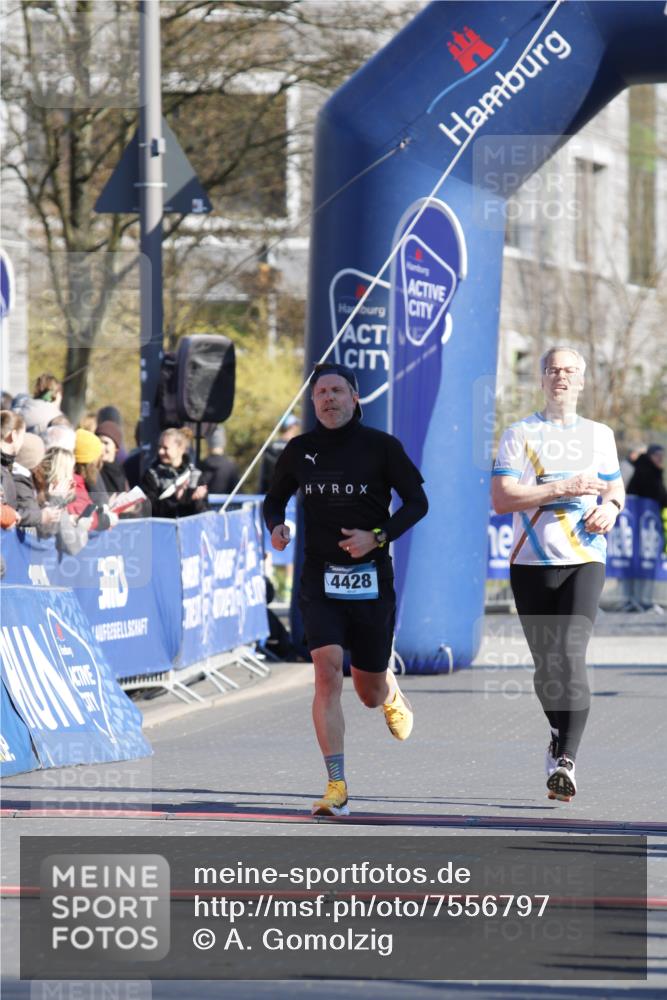06.04.2025 - 44. Internationalen Wilhelmsburger Insellauf A. Gomolzig http://msf.ph/oto/7556797 06.04.2025 10:25:14 Ziel 3820 meine-sportfotos.de
