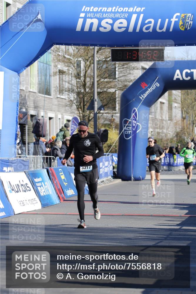 06.04.2025 - 44. Internationalen Wilhelmsburger Insellauf A. Gomolzig http://msf.ph/oto/7556818 06.04.2025 10:24:50 Ziel 3317, 4136, 4292 meine-sportfotos.de